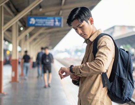 時計を見る男性 時計を見る男性の写真