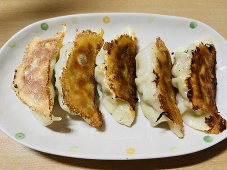 餃子 餃子 中華,焼き餃子,焼きたての写真素材
