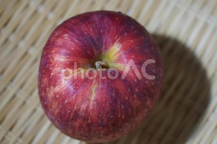 ザルの上の1個の赤い林檎 林檎,リンゴ,りんごの写真素材