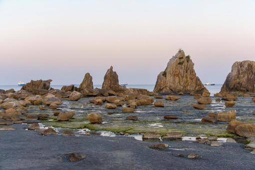 夕暮れに浮かぶ橋杭岩の奇岩群 橋杭岩,海岸,岩の写真素材