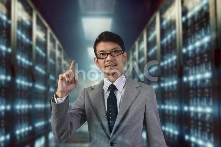サーバールームの説明をする男性 データセンター,サーバー,大規模の写真素材
