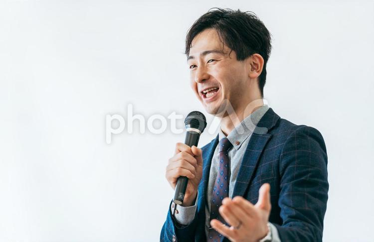 笑顔で講演をする男性_セミナー講師 男性,講師,講演の写真素材
