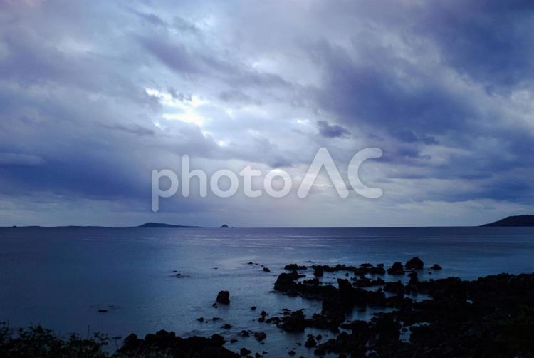 ＜五島市の風景＞曇った日の朝の鐙瀬 空,風景,海の写真素材