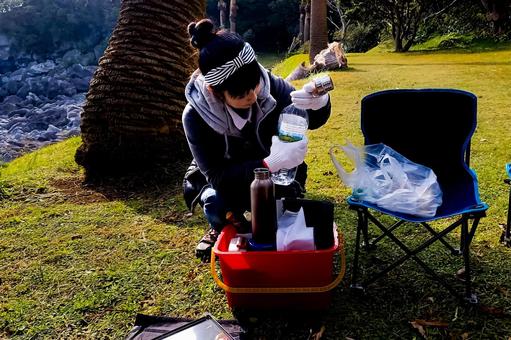 <素材>キャンプでお湯を沸かしている女性 <素材>キャンプでお湯を沸かしている女性 女性,人物,風景の写真素材