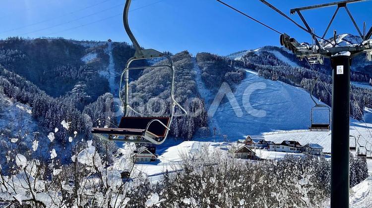 スキー場のリフトから見た晴天のゲレンデ ゲレンデ,スキー場,リフトの写真素材