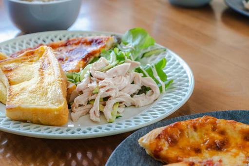 洋風朝食プレート 洋風朝食プレート フレンチトースト,サラダチキン,朝食の写真素材