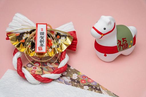 正月飾りと干支の白馬置物の新年イメージ 正月,迎春,新年の写真素材