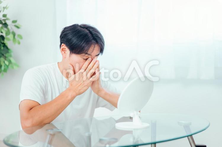鏡を見る男性（鼻） 鼻,鼻炎,花粉症の写真素材