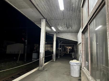 夜の西鯖江駅 ホーム ゴミ箱がある 夜の西鯖江駅 ホーム ゴミ箱があるの写真