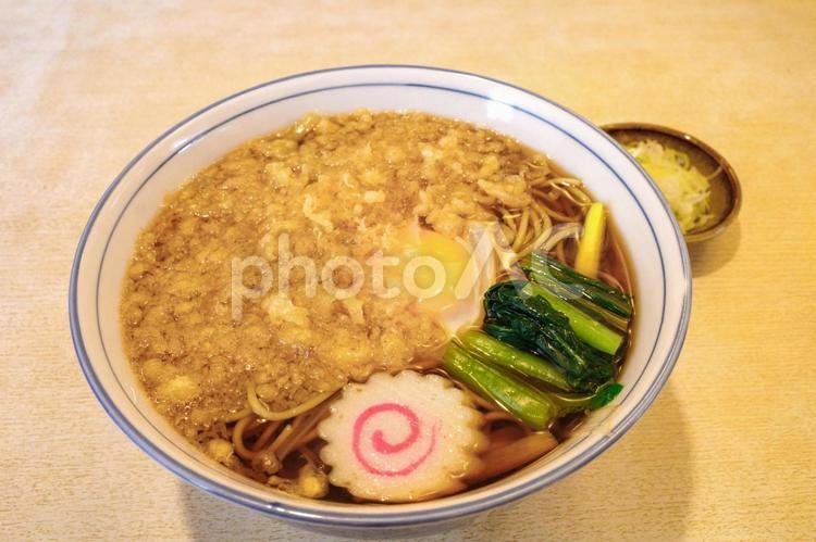 美味しいたぬきそば玉落としネギ別添え そば,温かい蕎麦,たぬきの写真素材