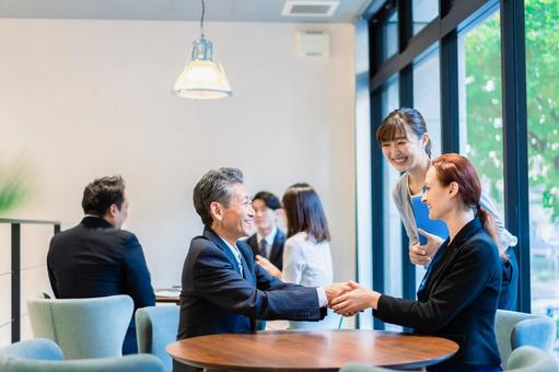 オフィスで働くビジネスパーソン 経営,人事,コンサルティングの写真素材