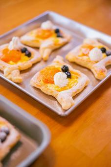 焼きたてフルーツデニッシュ デニッシュ,フルーツデニッシュ,タルトの写真素材