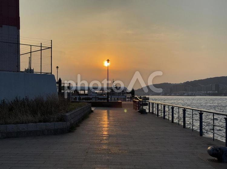 夕暮れ時の若戸大橋 インフラ,波止場,舗装の写真素材
