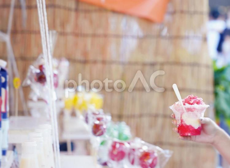 夏祭り、縁日のイチゴかき氷を お祭り,夏祭り,祭りの写真素材