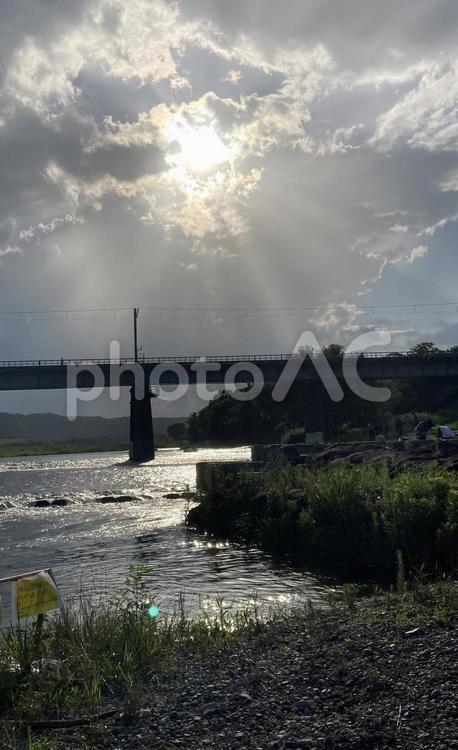 川辺の空から差し込む太陽の光 川,川辺,日光の写真素材