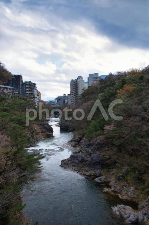 鬼怒川沿いに建つホテルの建物　　鬼怒川 鬼怒川温泉,鬼怒川,渓谷の写真素材