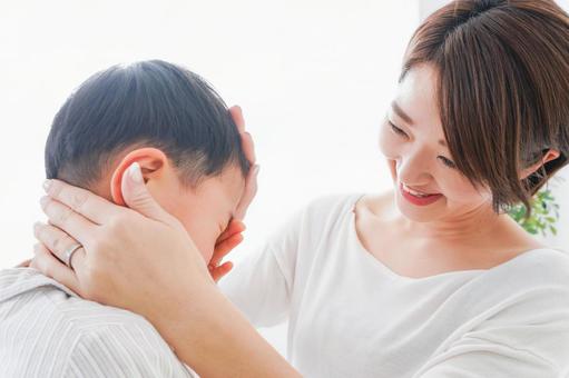 泣く男の子とお母さん 泣く男の子とお母さん 友達,幼稚園,原因の写真素材