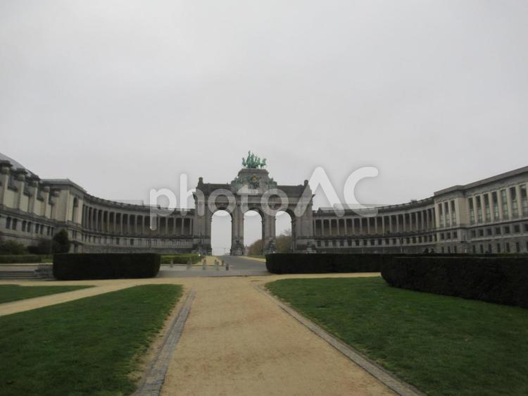 ベルギー、サンカントネール公園の凱旋門 ベルギー,ブリュッセル,サンカントネール公園の写真素材
