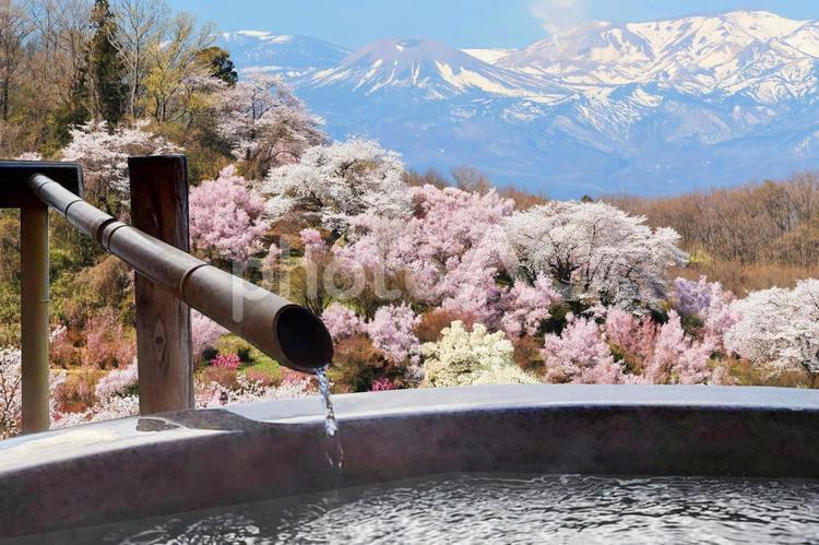 春の絶景と温泉のイメージ 温泉,露天風呂,旅の写真素材
