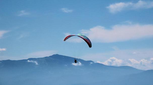 夏山を背景に白馬上空を舞うパラグラーダー 夏山を背景に白馬上空を舞うパラグラーダー パラグライダー,アクティビティー,夏山の写真素材