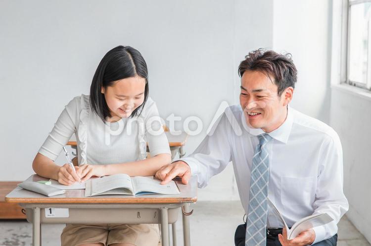 小学生の生徒と日本人教師 小学生,先生,塾の写真素材