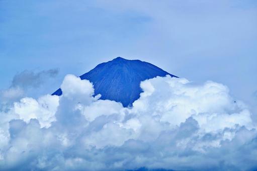 雲の上に見える富士山山頂 雲の上に見える富士山山頂 富士山,mt.fuji,夏の写真素材