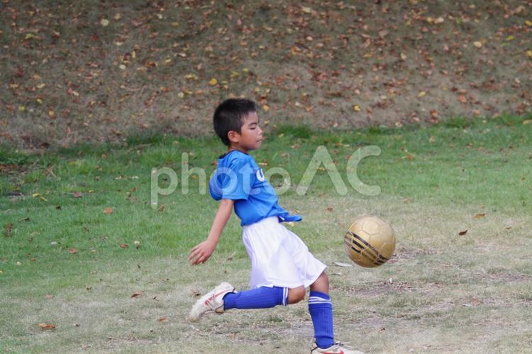 芝生で子供のサッカー練習　パス サッカー,子供,ボールの写真素材