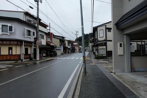 早朝で薄暗い雨の高山の八軒町通り・町並み 早朝で薄暗い雨の高山の八軒町通り・町並みの写真