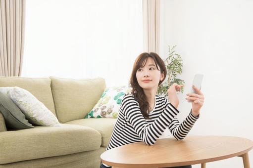 スマホを使う女性 女性,人物,スマートフォンの写真素材
