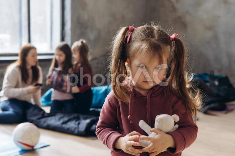 女性と女の子が話していて怒っている女の子 女性,女の子,人物の写真素材