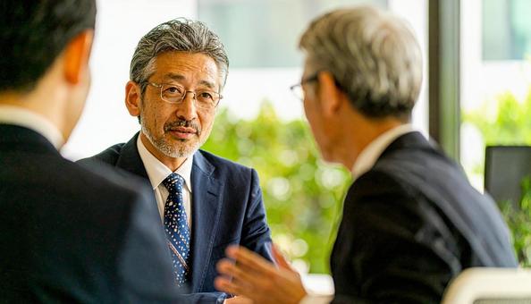 面接するビジネスマンとコンサルタント 面接するビジネスマンとコンサルタントの写真