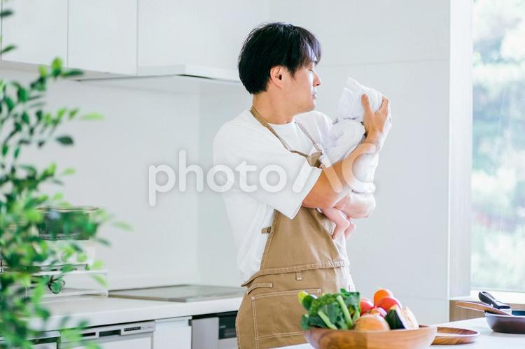 子育てと家事を手伝う男性（困る） 育児,家事,子育ての写真素材