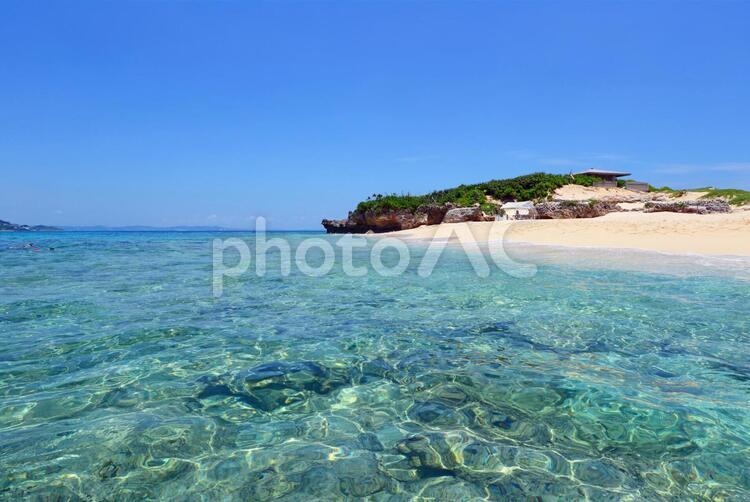 透明で美しい沖縄の海 沖縄,海,ビーチの写真素材