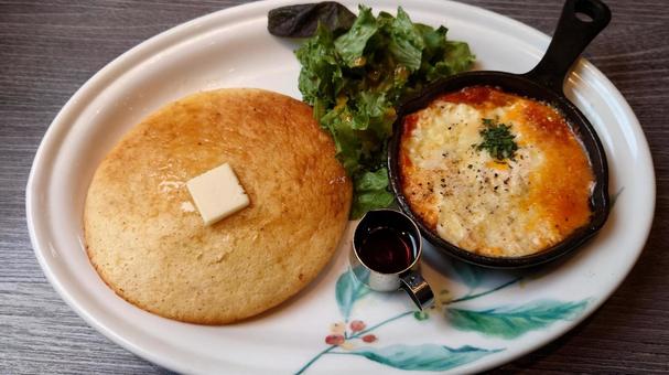 パンケーキプレート パンケーキプレート,パンケーキ,サラダの写真素材