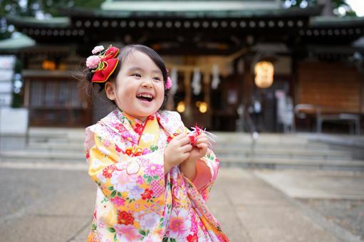 七五三で元気いっぱいに笑う晴れ着の少女 七五三で元気いっぱいに笑う晴れ着の少女の写真