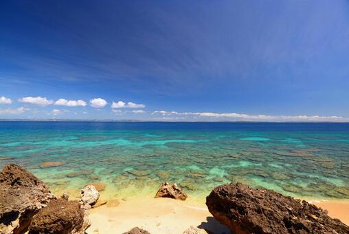 南国沖縄の美しい珊瑚の海と夏空 南国沖縄の美しい珊瑚の海と夏空の写真