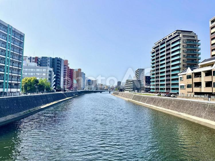 福岡市東比恵　三笠川とマンション群の光景 川,ビル,御笠川の写真素材