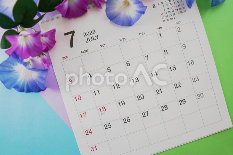2022年７月のカレンダーと朝顔（２） 2022年,2022,7月の写真素材
