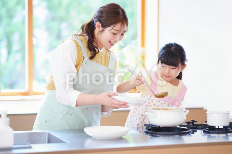 お玉でカレーを盛っている女の子 母,娘,女の子の写真素材