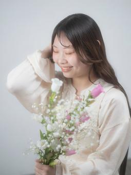 24:花束を持つ女性 24:花束を持つ女性 女性,女の子,人物の写真素材