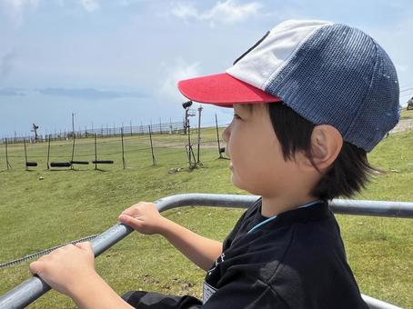 リフトに乗る男の子 リフトに乗る男の子 男の子,子供,小学生の写真素材
