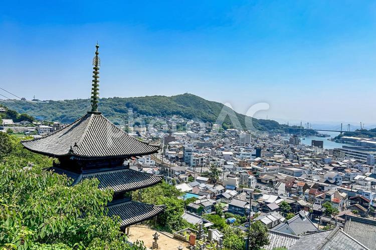 尾道の街と山と海を背に建つ歴史ある三重塔 尾道,天寧寺,三重塔の写真素材