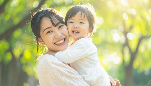 公園で遊ぶ家族の写真