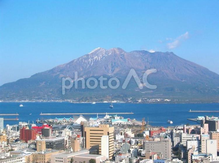 桜島と街並み 桜島,鹿児島,フェリーの写真素材