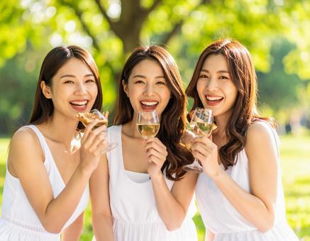 ワインと笑顔、大人女子のピクニックタイム ワインと笑顔、大人女子のピクニックタイムの写真