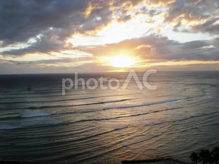 ハワイの海と空と夕日 ハワイ,ワイキキ,夕日の写真素材