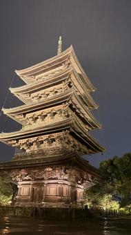 雨の東寺五重塔ライトアップ２ 東寺,五重塔,ライトアップの写真素材