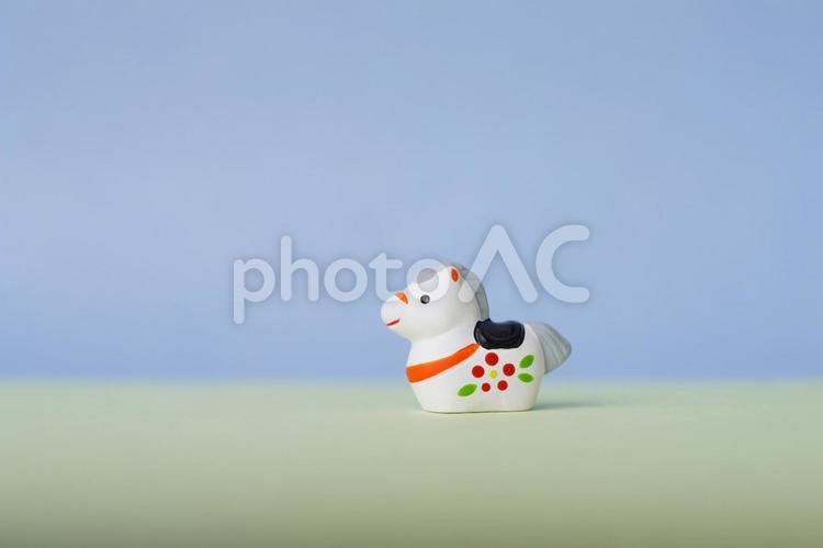 水色背景の午の置物 干支,午,馬の写真素材