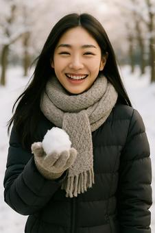 雪玉を持つ女性の冬アクティビティ 雪玉を持つ女性の冬アクティビティの写真