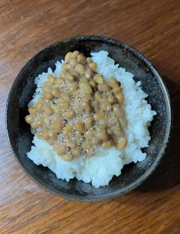 備蓄米の昆布だしご飯におだしたっぷり納豆 備蓄米の昆布だしご飯におだしたっぷり納豆の写真
